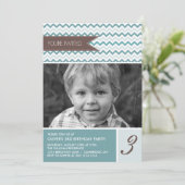 Blue Chevron Mod Photo Birthday Party Invitation Kaart (Staand voorkant)