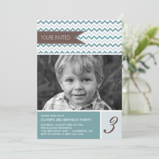 Blue Chevron Mod Photo Birthday Party Invitation Kaart (Staand voorkant)