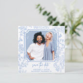 Blue Chinoiserie Toile Wedding Save Date Foto Kaart (Staand voorkant)
