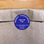 Blue Christmas Business Ronde Vorm Sticker<br><div class="desc">vrolijk kerstfeest! Een van de meest gevierde feestdagen van het jaar. Het is ook een van de beste seizoenen om uw bedrijf te adverteren. Ronde vorm sticker met vrolijke kerstgroet, uw bedrijfsnaam en andere informatie van uw bedrijf. U kunt het gebruiken als accessoire van uw productverpakkingsmateriaal om uw productmerknaam te...</div>
