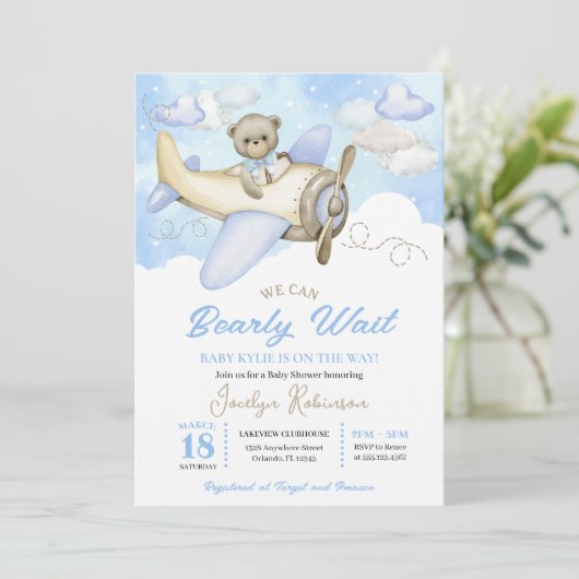 Blue Clouds Flying Bear Pilot Baby shower Kaart (Staand voorkant)