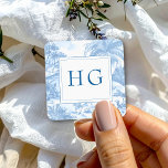 Blue Coastal Toile Wedding Monogram Vierkante Sticker<br><div class="desc">Blue Coastal Toile Wedding Collectie. Tijdloos en luchtig, dit collectie vangt de charme van een klassiek feest aan de oostkust. Met delicate toiletpatronen, hortensia's, vuurtorens en zeilboten in tinten van zacht blauw, roept het een verfijnde kustelegantie op. Perfect voor bruiloften aan de oceaan met een traditionele of preppy twist, deze...</div>