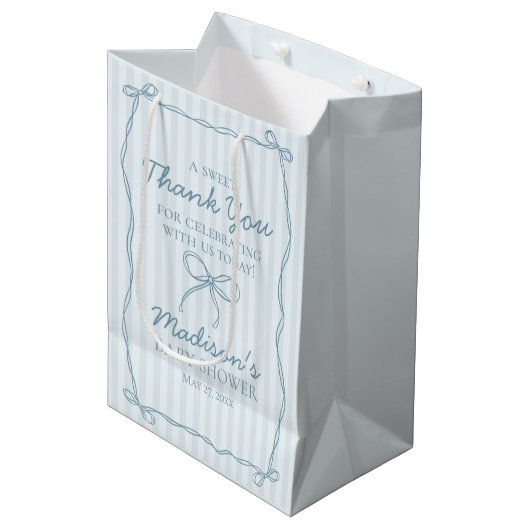 Blue Coquette Bow Pastel Gestreept Baby shower Fav Medium Cadeauzakje (Voorkant Gekanteld)