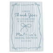 Blue Coquette Bow Pastel Vrijgezellenfeest Favorie Medium Cadeauzakje (Achterkant)
