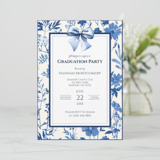 Blue Coquette Toile Bow Afstuderen Invitation Kaart (Staand voorkant)