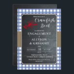 Blue Country Checkfish Boil Engagement Party Kaart<br><div class="desc">Een bijtende charme is terug te vinden in het ontwerp van de Groene Partij van het karton en de scripttekst "Crawfish Boil" met een lichtblauw en wit land cheque en burlap voorband achter een karton met de details in wit en een schattig klein kruipvat in rood. Op de achterzijde bevindt...</div>