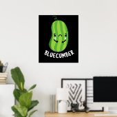 Blue-cumber Funny Sad Veggie Cucumber Pun Dark BG Poster (Thuiskantoor)