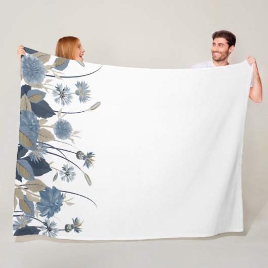 Blue Dahlias Cornflower Fleece Deken (In situ)