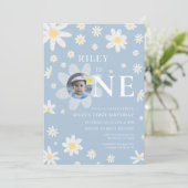 Blue Daisy First 1st Birthday Photo invitation Kaart (Staand voorkant)