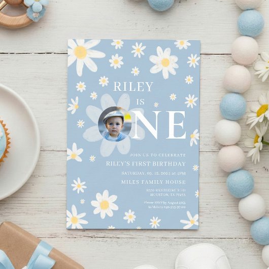 Blue Daisy First 1st Birthday Photo invitation Kaart