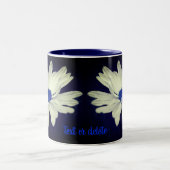 Blue Daisy Floral Art gepersonaliseerd Tweekleurige Koffiemok (Center)