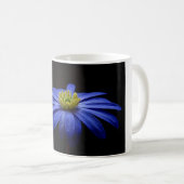 Blue Daisy Gerbera Flower op een zwarte achtergron Koffiemok (Voorkant rechts)