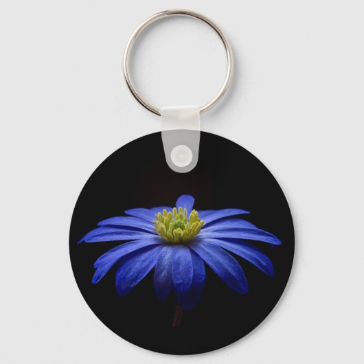 Blue Daisy Gerbera Flower op een zwarte achtergron Sleutelhanger (Voorkant)