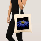 Blue Daisy Gerbera Flower op een zwarte achtergron Tote Bag (Voorkant (product))