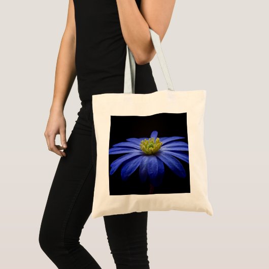 Blue Daisy Gerbera Flower op een zwarte achtergron Tote Bag (Voorkant (product))