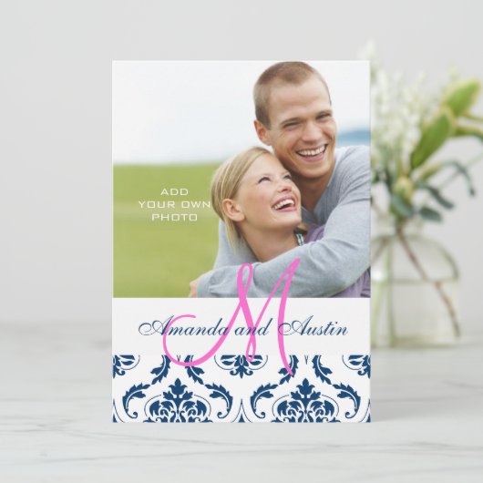 Blue Damask Monogram Foto Wedding Invitations Kaart (Staand voorkant)