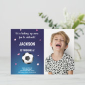 Blue & Dark Soccer Verjaardag Uitnodigingen met Fo (Staand voorkant)