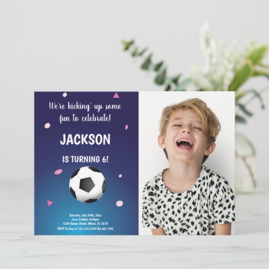 Blue & Dark Soccer Verjaardag Uitnodigingen met Fo (Staand voorkant)