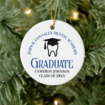 Blue Dental School Afstuderen Keepsake Christmas Keramisch Ornament<br><div class="desc">Deze aangepaste blauw tandheelkundige school afstuderen keepsake kerst ornament is voorzien van een tand met een afstudeerdop voor een klasse van 2025 tandheelkunde afstuderen. Pas met uw afstuderen jaar voor een grote gepersonaliseerde mondhygiënist,  orthodontist,  of tandarts afstuderen cadeau.</div>