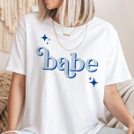 BLUE Disco Babe Bridal Party hen party Shirt<br><div class="desc">Stap terug in de tijd met onze Retro Disco Ball Bridal Shower Invitations & Decor collectie. Dompel jezelf onder in de nostalgie van de jaren 70 met gedempte beige en grijze bogen, versterkt door groovy zilveren glitterlettertypen. De iconische retro discobal staat centraal en roept een tijdperk van disco-glamour op, terwijl...</div>