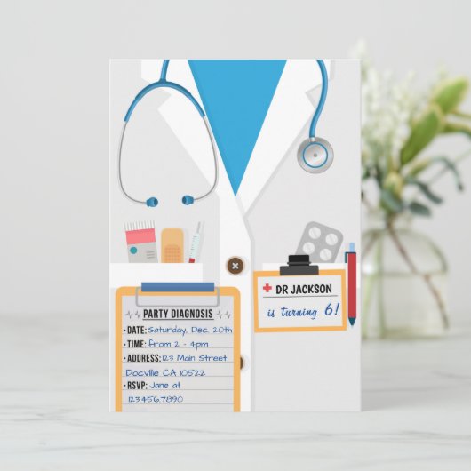 Blue Doctor Scrubs Birthday Party Invitation Kaart (Staand voorkant)