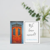 Blue Door We hebben Chic Modern Script verplaatst Aankondigingskaart (Staand voorkant)