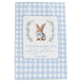 Blue Easter bunny baby shower dank u cadeau tassen Medium Cadeauzakje (Voorkant)