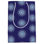 Blue Elegant Snowflake Mandala Gift Bag Medium Cadeauzakje (Voorkant)