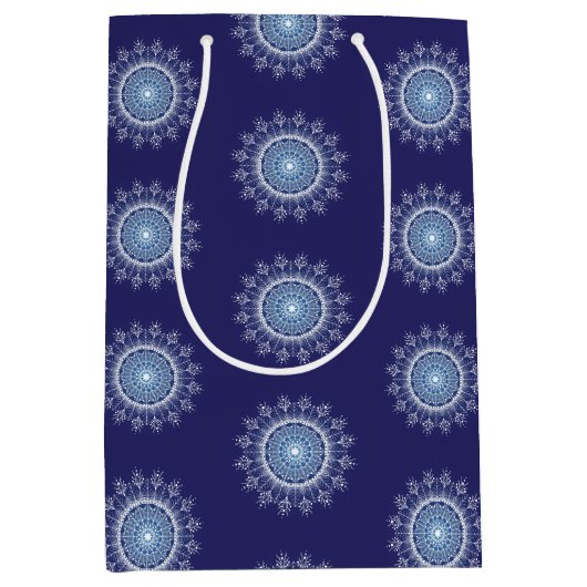 Blue Elegant Snowflake Mandala Gift Bag Medium Cadeauzakje (Voorkant)