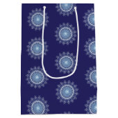 Blue Elegant Snowflake Mandala Gift Bag Medium Cadeauzakje (Achterkant)