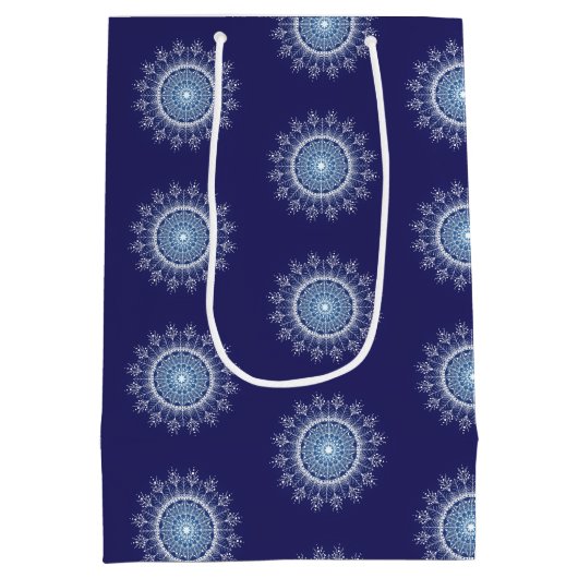Blue Elegant Snowflake Mandala Gift Bag Medium Cadeauzakje (Achterkant)
