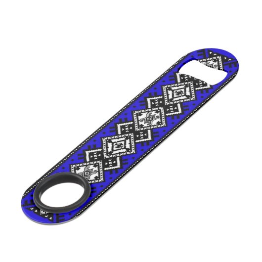 Blue Embroidery Speed Flessenopener (Achterkant Gekanteld)