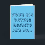 Blue en Cream Funny c14 Dating Pun Happy Birthday Kaart<br><div class="desc">"Je C14-datingresultaten zijn in ... je bent niet oud, je bent oud! Gefeliciteerd!" Dit grappige wenskaart met een woordspeling over koolstofdatering is een humoristisch cadeau idee voor een archeoloog of een antropologe vriend met een groot gevoel voor humor, of op zijn minst genoeg om een gekke grap over hun leeftijd...</div>