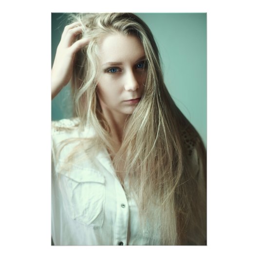 Blue Eye Blond Girl die met haar speelt Foto Afdruk (Voorkant)