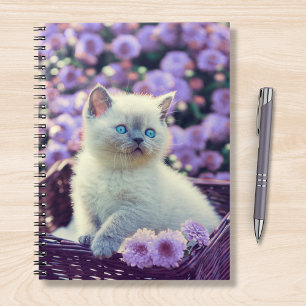 Blue Eyed Kitten Cat in mandje Lila bloemen Notitieboek
