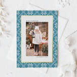 Blue Fair Isle Knit Patroon Foto van Kerstmis Folie Feestdagen Briefkaart<br><div class="desc">Stuur warme vakantiewensen verpakt in een gezellig, feestelijk ontwerp met dit gouden folie kerst Briefkaart, met een charmante Fair Isle gebreide patroonachtergrond. Het ingewikkelde ontwerp roept het geruststellende gevoel van winterwarmte en vakantiejuichen op. Dit aanpasbare foto kerst briefkaart biedt een feestelijke achtergrond voor uw eigen persoonlijke foto. Aanpassen door uw...</div>