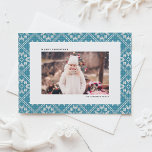 Blue Fair Isle Winter Knit Pattern Foto van Kerstm Feestdagenkaart<br><div class="desc">Verstuur warme vakantiewensen verpakt in een gezellig, feestelijk ontwerp met dit Photo Christmas-Briefkaart, met een charmante achtergrond van Fair Isle-breipatroon. Het ingewikkelde ontwerp roept het geruststellende gevoel van winterwarmte en vakantiejuichen op. Dit aanpasbare foto kerst briefkaart biedt een feestelijke achtergrond voor uw eigen persoonlijke foto. Aanpassen door uw foto en...</div>