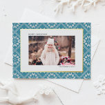 Blue Fair Isle Winter Knit Pattern Foto van Kerstm Folie Feestdagenkaart<br><div class="desc">Verstuur warme vakantiewensen verpakt in een gezellig, feestelijk ontwerp met deze gouden folie kerstkaart, met een charmante Fair Isle gebreide patroonachtergrond. Het ingewikkelde ontwerp roept het geruststellende gevoel van winterwarmte en vakantiejuichen op. Deze aanpasbare foto kerstkaart biedt een feestelijke achtergrond voor uw eigen persoonlijke foto. Aanpassen door uw foto en...</div>