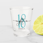 Blue Faux Glitter 18th Birthday Shot Glas<br><div class="desc">Modern,  chic 18th verjaardagshoogglas kenmerkt nummer 18 in faux glitter faux textuur,  kalligrafiescript achttien. Personaliseer met een naam. Perfect als cadeau voor 18e verjaardag.</div>