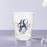 Blue Faux Glitter 18th Birthday Shot Glas<br><div class="desc">Moderne,  chic 18th verjaardagshoogglas kenmerkt nummer 18 in blauwe faux glitter textuur,  kalligrafiemanuscript achttien. Personaliseer met een naam. Perfect als cadeau voor 18e verjaardag.</div>