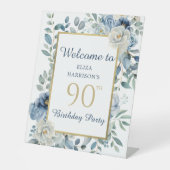 Blue Floral 90th Verjaardagsfeest Welkom Reclamebord Met Voetstuk (Voorkant)