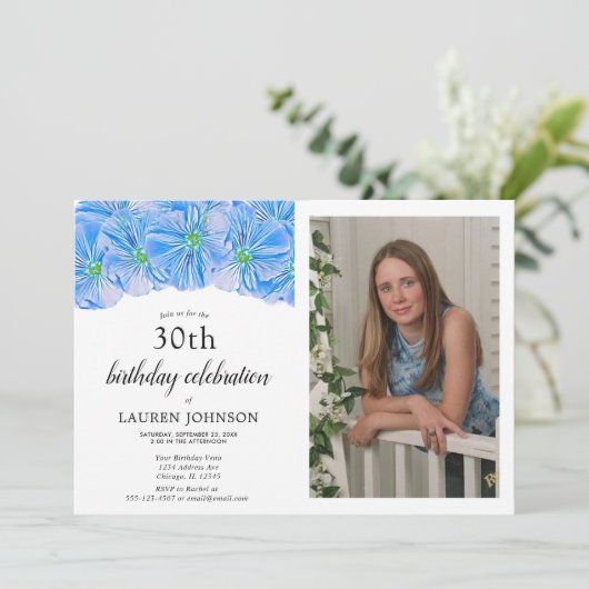 Blue Floral Adult Birthday Photo Invitation Aankondiging (Staand voorkant)
