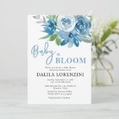 Blue Floral Baby in Bloom Baby shower Uitnodiging (Staand voorkant)