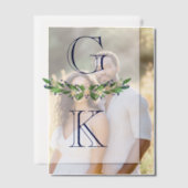 Blue Floral Berry Springs Monogram Trouwbedekking Vellum Uitnodigingen (Offset (Koppel))