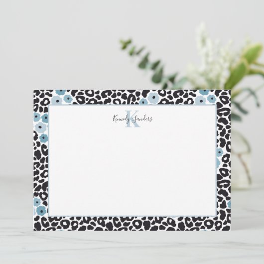 Blue Floral Cheetah Print met aangepaste monogram  Bedankkaart (Staand voorkant)