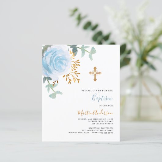Blue floral cross boy budget doop uitnodiging (Staand voorkant)