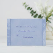 Blue Floral Embossed RSVP Kaart (Staand voorkant)