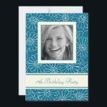 Blue Floral Foto 18th Birthday Party Kaart<br><div class="desc">Aangepaste foto 18e verjaardag van de feestdag in een elegant turquoise- en roomgrieppatroon. Voeg uw foto en partijdetails voor een unieke en stijlvolle uitnodiging van de verjaardagspartij toe.</div>