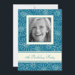 Blue Floral Foto 18th Birthday Party Kaart<br><div class="desc">Aangepaste foto 18e verjaardag van de feestdag in een elegant turquoise- en roomgrieppatroon. Voeg uw foto en partijdetails voor een unieke en stijlvolle uitnodiging van de verjaardagspartij toe.</div>