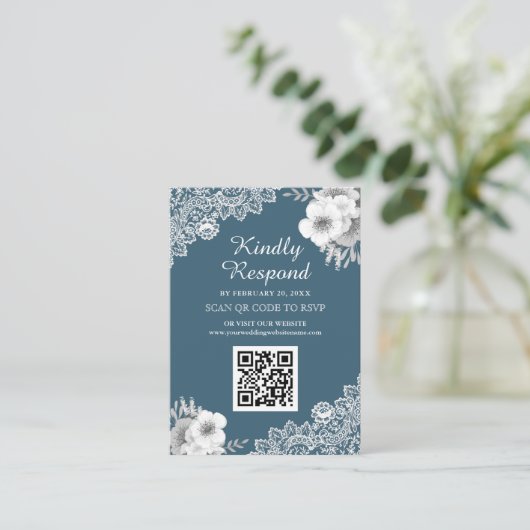 Blue Floral Lace QR Code RSVP Weddenschap Website Informatiekaartje (Staand voorkant)